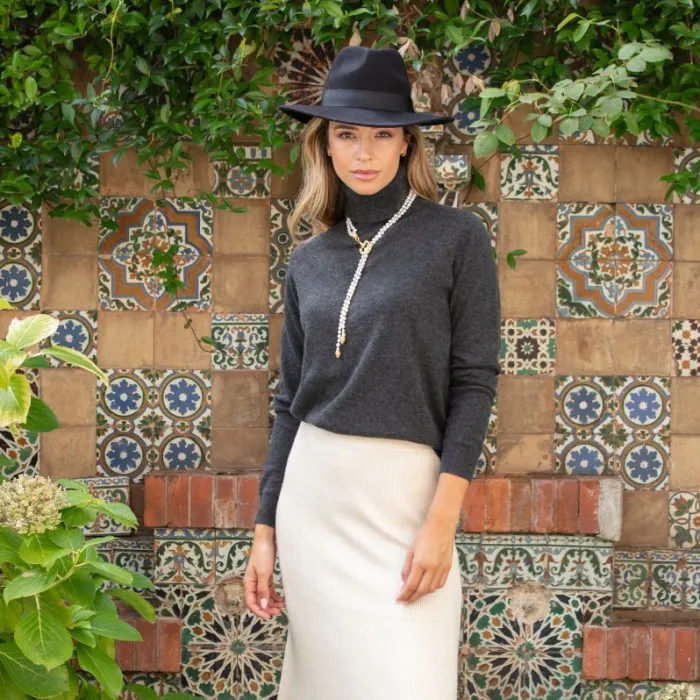 collar_largo_de_perlas_de_1.webp Lopezientos Collar largo de perlas de rio pequeñas ⋆ Clearance